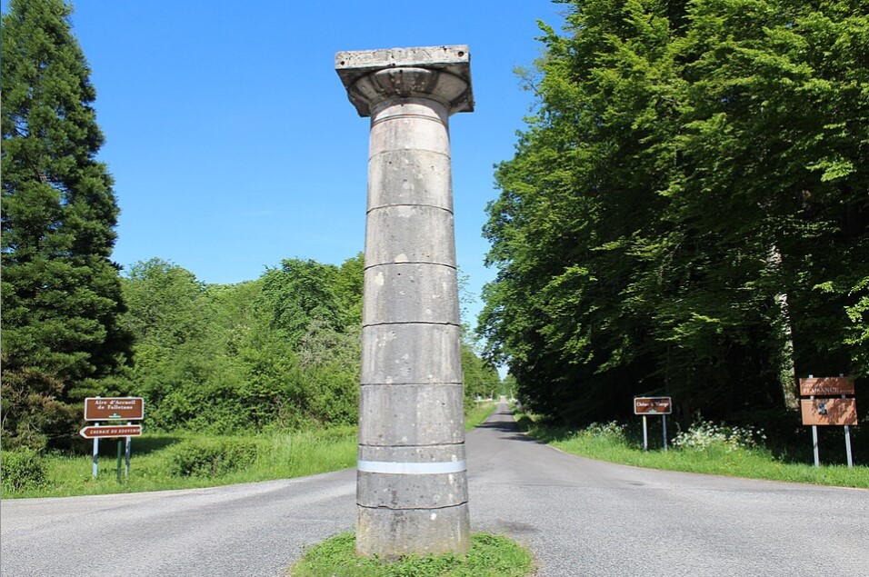 Borne colonne - Forêt domaniale de Chaux